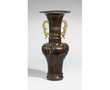Große yanyan-Vase. Bronze. 16./17. Jh.In linearem Relief auf der Wandung eine Passform, dünne Wülste am Hals und ein schmales
