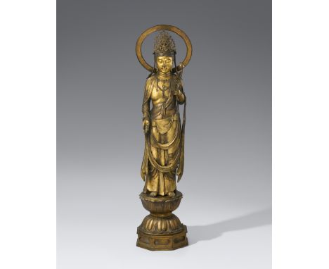 Sehr große Figur des Kannon Bosatsu. Bronze. Meiji-ZeitStehend auf einem doppelten Lotos, über einem achteckigen Sockel, in d