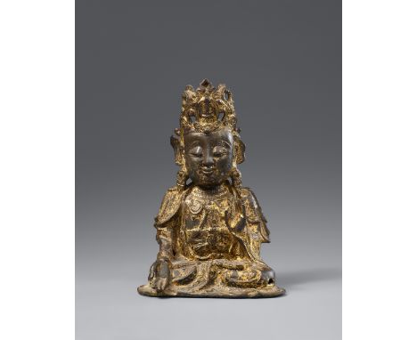Figur des Guanyin. Bronze mit vergoldeter Lackfassung. Ming-ZeitIn vollem Meditationssitz, die rechte Hand liegt in varadamud