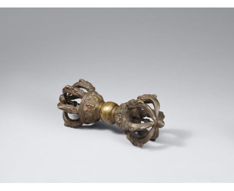Großer Vajra. Bronze. Sinotibetisch. 18./19. Jh.Sechsstrahliges Diamantzepter mit Mittelachse, der kugelige, die Leere symbol