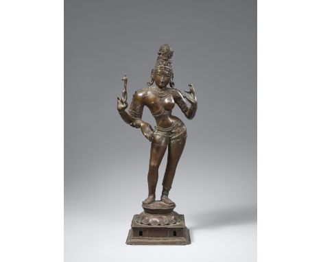 Prozessionsfigur des Ardhanarishvara. Bronze. Süd-Indien. Im Stil der Chola-Zeit, wohl 19. Jh.In tribhanga-Haltung auf einem 