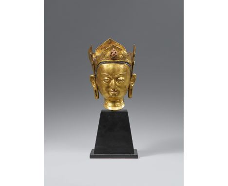 Kopf des Padmasambhava. Feuervergoldete Bronze. Tibet. 18. Jh.Der Lotosgeborene Guru Rinpoche ("kostbarer Lehrer"), den mit S