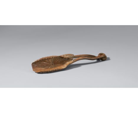 Löffel für Blättertee (chagô). Holz. 20. Jh.Der Griff in Form zweier Stängel, die Laffe in Form eines sich einrollenden Lotos