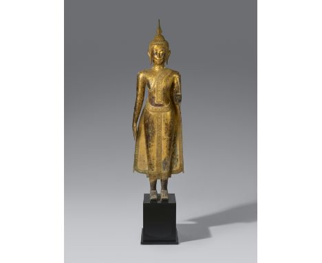 Sehr große Figur eines Buddha. Bronze, vergoldet. Thailand. Ratanakosin. Frühes 19. Jh.Barfüßig stehend, die rechte Hand häng