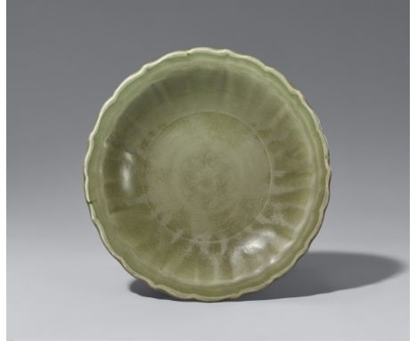Großer Seladon-Teller. Longquan, frühe Ming-Zeit (1368–1644), 14./15. Jh.Auf niedrigem Fußring mit gewölbter, gerippter, geri