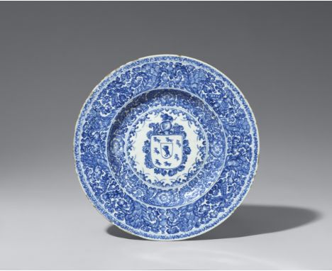Großer blau-weißer Wappenteller mit dem Wappen der Familie Coelho. Kangxi-Periode (1661–1722), um 17Teller mit breiter und fa