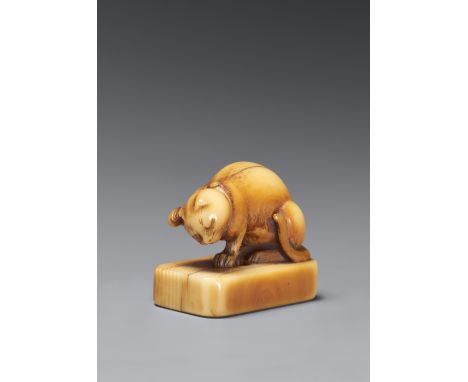 Katze auf Sockel. Elfenbein. 18. Jh.In der Art eines Siegels. Auf einem rechteckigen Sockel sitzt eine Katze mit nach links g
