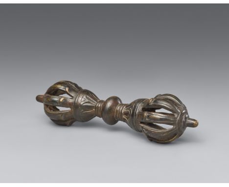 Vajra (dorje). Bronze. Tibet, 17./18. Jh.Der achtzackige Vajra bestehend aus einem flachkugelförmigem Mittelknauf, der zu bei