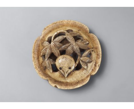 Manjû im Stil des Rensai. Hirschhorn. Ca. 1850-1880Die runde Form vierfach eingekerbt, auf der gewölbten Schauseite ein stili