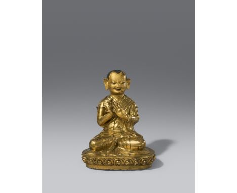 Große Figur eines Lama. Feuervergoldete Bronze. Tibet. 17./18. Jh.Der Mönch sitzt mit unbedecktem Haupt und gekleidet in eine