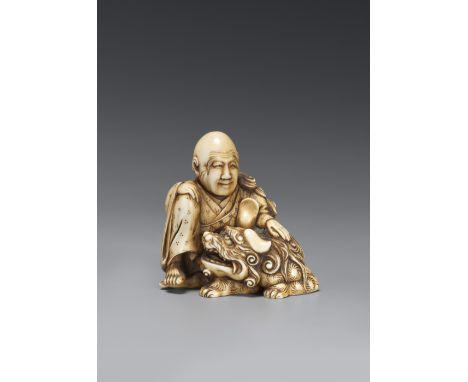 Feines Okimono-Netsuke. Rakan mit shishi. 2. Hälfte 19. Jh.Sign. in Siegelschrift in rechteckiger Reserve: ShungetsuMit einem