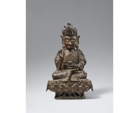 Figur des Guanyin. Bronze. Ming-ZeitIm Meditationssitz, die rechte Hand in mudra angehoben, in der linken hält die Figur eine