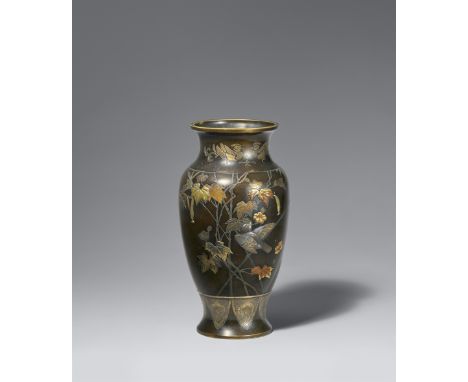 Vase. Bronze. Spätes 19. Jh.Gestreckt eiförmig mit weitem Hals. In Relief und Gravur Vogel auf einem Bambusstamm und rankende