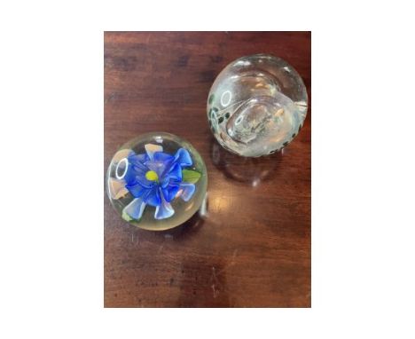 2 X 20TH CENTURY ART GLASS PAPERWEIGHTS ONE LISKARD GLASS
Mixed lot of 2 art glass paperweights. The first of which is a larg