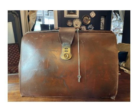 VINTAGE LUGGAGE - LEATHER GLADSTONE STYLE BRIEFCASE
A vintage, tan leather, Gladstone style briefcase circa 1960s/70s. Signs 