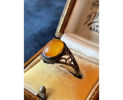 JEWELLERY - BUTTERSCOTCH AMBER &amp; SILVER RING
An early 20th century 925 pierced silver ring set with butterscotch amber. S