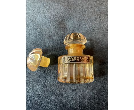 VINTAGE BALENCIAGA QUADRILLE SCENT BOTTLE
Small vintage glass scent bottle for Balenciaga quadrille. 2 daisy shade glass stop
