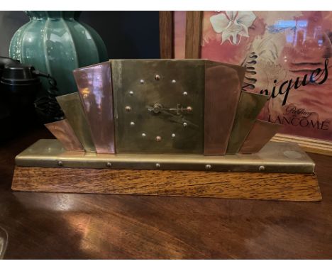 ART DECO - COPPER &amp; BRASS FAN SHAPE MANTLE CLOCK&nbsp;
A very attractive Art Deco fan shaped mantle clock. Alternated cop