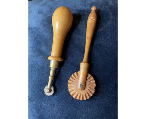 TREEN - 19th CENTURY PASTRY WHEEL &amp; GILDERS WHEEL&nbsp;
2 treen tools both late 19th century. Pastry wheel with some nibb