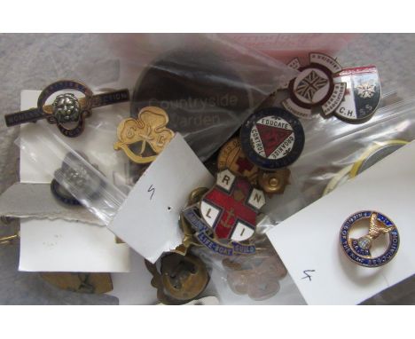 VINTAGE BADGES X 33