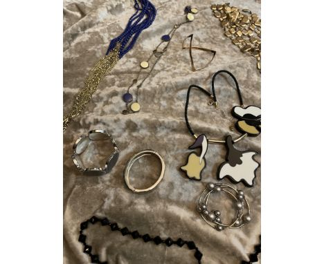 JEWELLERY - MIXED LOT 29 PIECES OF COSTUME JEWELLERY&nbsp;
Mixed lot of 29 pieces of costume jewellery. Bead necklaces, brace