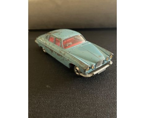 TOYS - CORGI JAGUAR MARK X SALOON 238 DIE CAST CAR&nbsp;
12x4x3cm. Corgi Jaguar mark X saloon 238. Playworn paintwork, all di