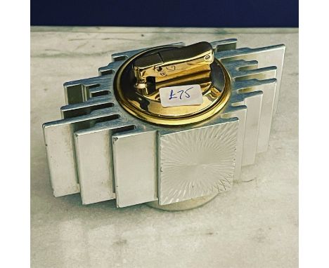 SAROME PIEZO MID CENTURY ART DECO STYLE TABLE LIGHTER&nbsp;
An extremely stylish butane table lighter by Sarome Piezo. Circa 