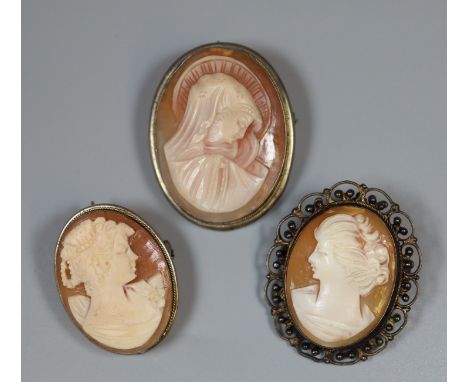 Group of 3 similar portrait cameo brooches.  (3)(B.P. 21% + VAT) 
