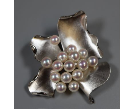Japanese silver 'Hillside Pearl' leaf and berry broach.  (B.P. 21% + VAT) 