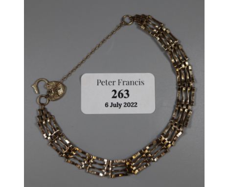 Unmarked gold gate bracelet with padlock.  4.9g(B.P. 21% + VAT) 