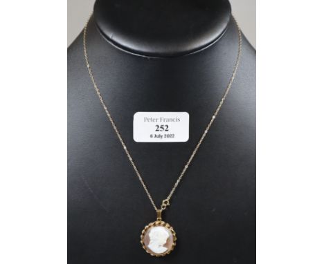 9ct gold portrait cameo pendant and chain. 5g approx.  (B.P. 21% + VAT) 