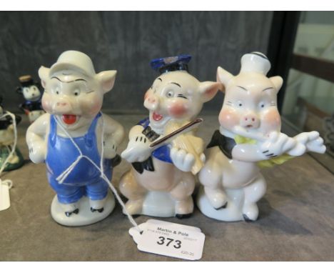 Walt Disney: Three Little Pigs toothbrush holders, two playing instruments, 11cm high