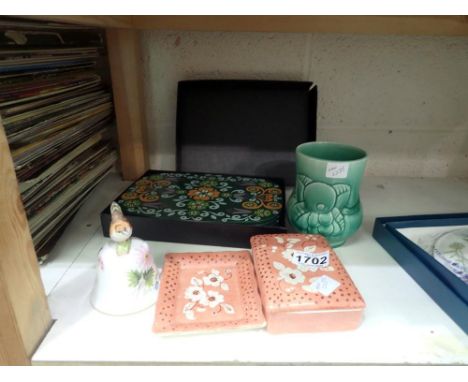 Boxed set of six vintage (1960s) table mats, Crown Ducal and other ceramics including Wedgwood. Not available for in-house P&
