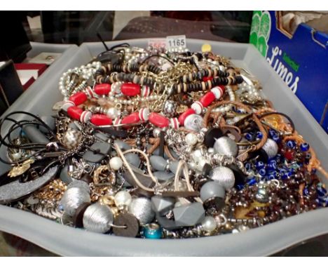 Tray of mixed costume jewellery. UK P&amp;P Group 2 (£20+VAT for the first lot and £4+VAT for subsequent lots) 