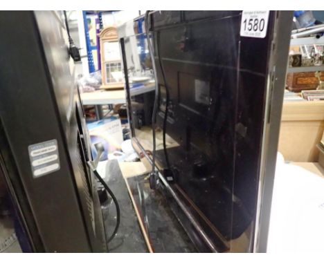 Samsung 32 inch TV, no remote present, tested and working. All electrical items in this lot have been PAT tested for safety a