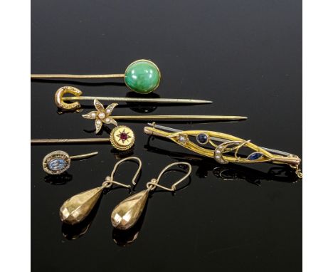 Various jewellery, including 9ct gold sapphire and split pearl brooch, 9ct horseshoe stickpin, 14ct pearl flowerhead pin etc,
