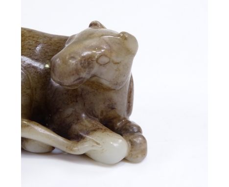 A Chinese carved jade animal, length 8.5cm 