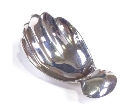 An Elizabeth II silver hand-shaped tea caddy spoon, by Perry, Glossop & Co, hallmarks Sheffield 1986, length 6cmVery good ori