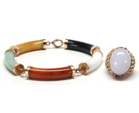 Jade and yellow gold jewelry suite
Including 1) ring, featuring (1) oval jadeite cabochon, measuring approximately 18.0 X 14.