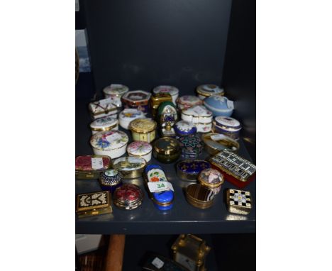 A selection of pill snuff and similar trinket cases including hand decorated and Limoges
Condition Report Good Condition thro