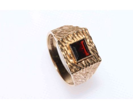 Gents 9 carat gold garnet ring