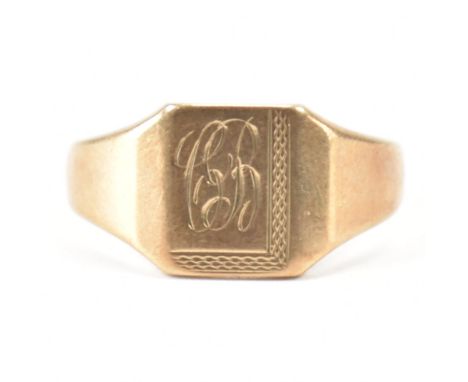 A hallmarked 9ct gold signet ring. the ring having a square head with engraved initials and engine turned detailing. Hallmark