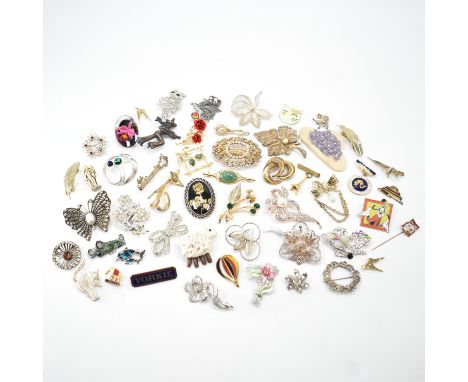 An assortment of&nbsp; vintage brooches &amp; hair clips. The lot to include; yellow metal, white metal, simulated jade, bamb