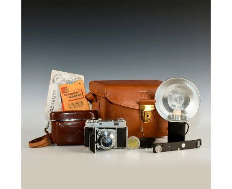 Classic 35mm rangefinder camera with large set of accessories.The Kodak Retina IIa is a rangefinder-focusing, folding 35mm ca