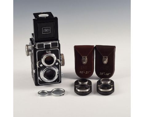 Vintage German Favorit 887/16 camera, cased lens augmenters. Issued: Mid 20th c. Dimensions: 3"L x 4.25"D x 5.5"H Manufacture