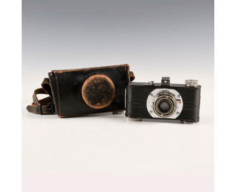 Incised triple diagonal square design, black Bakelite and chrome.An example of Art Deco design, the Argus Model A was the fir