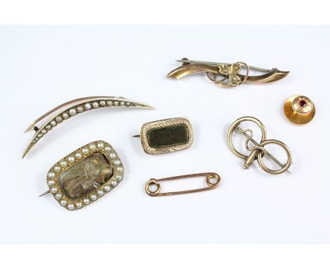 Miscellaneous Gold Jewellery, including 9ct and seed pearl crescent brooch, a 9ct blood-stone mourning brooch, 14ct seed-pear