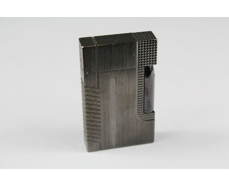 A Replica Du Pont 007 Cigarette Lighter, described thus Stylo Plume 2 Laque de Chine in the original box.