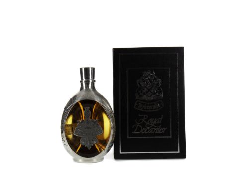 DIMPLE ROYAL DECANTER Blended Scotch Whisky 750ml, 43% volume, in box.