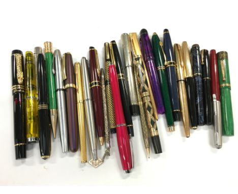 A large quantity of vintage fountain pens and propelling pencils to include a Pelican Demonstrator, Conway Stewart candy stri